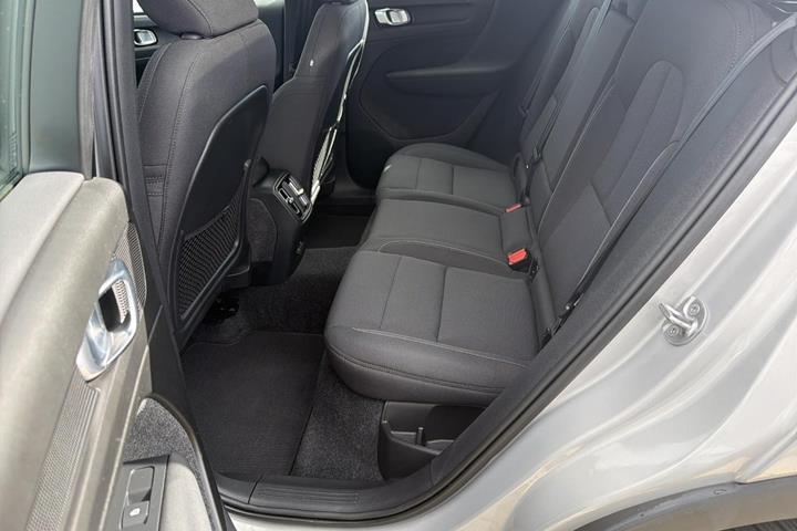 Sølv Volvo C40 fra 2023