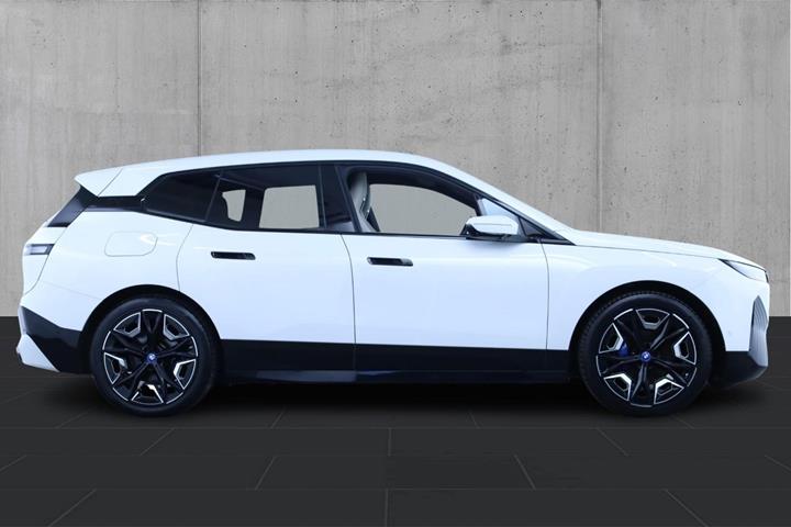 Hvid BMW iX fra 2023