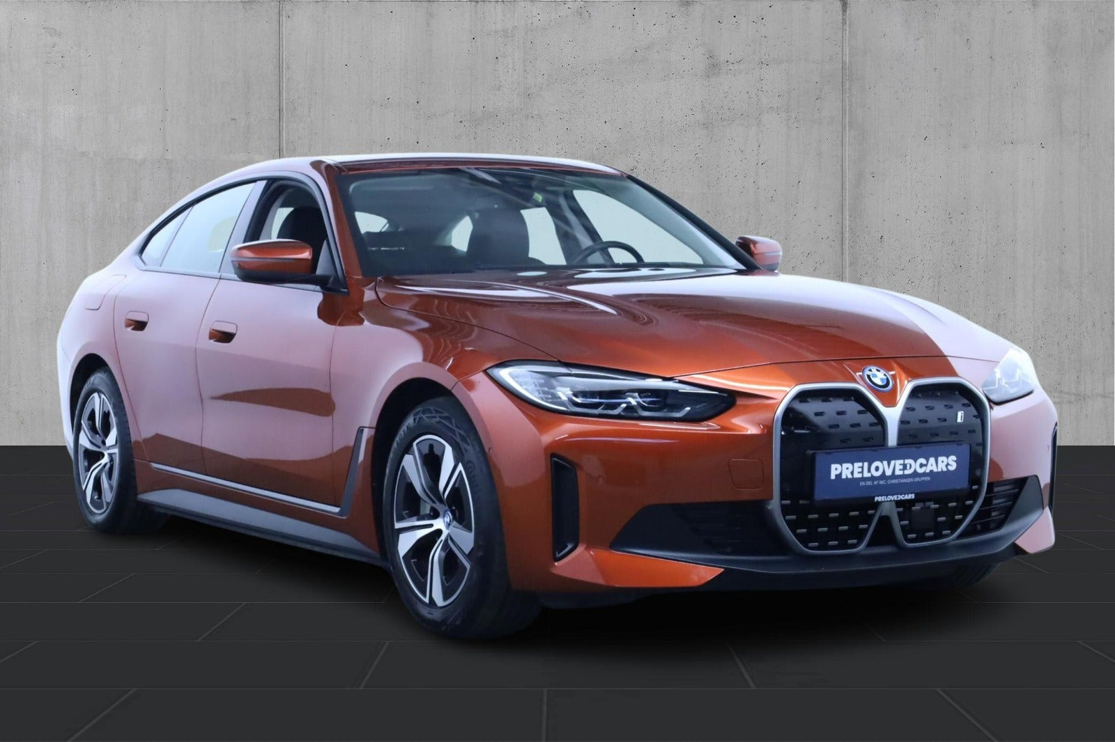 Orange BMW i4 fra 2023