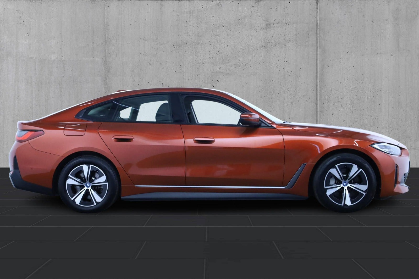 Orange BMW i4 fra 2023