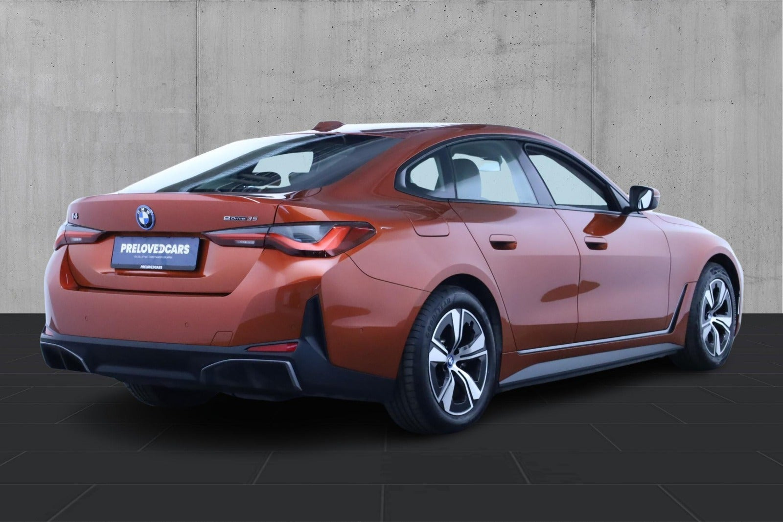 Orange BMW i4 fra 2023