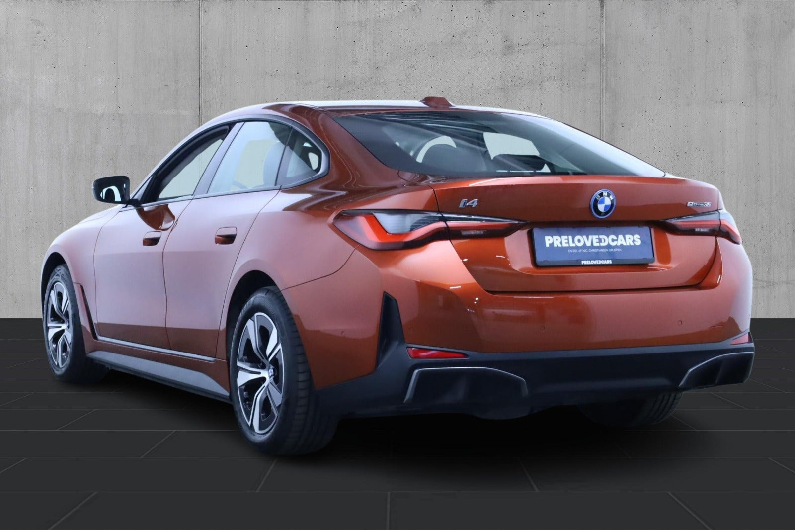 Orange BMW i4 fra 2023