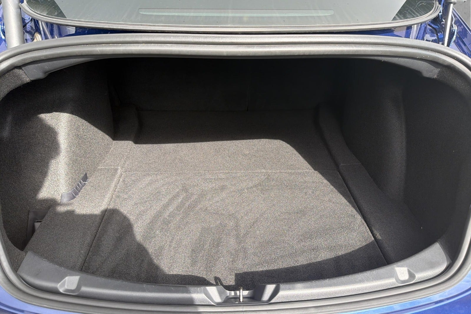 Blå Tesla Model 3 fra 2021