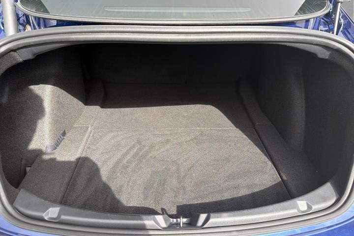 Blå Tesla Model 3 fra 2021