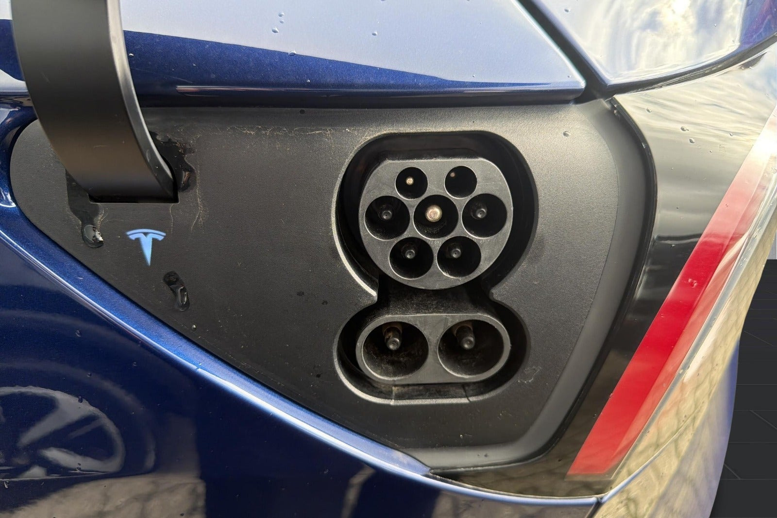 Blå Tesla Model 3 fra 2021