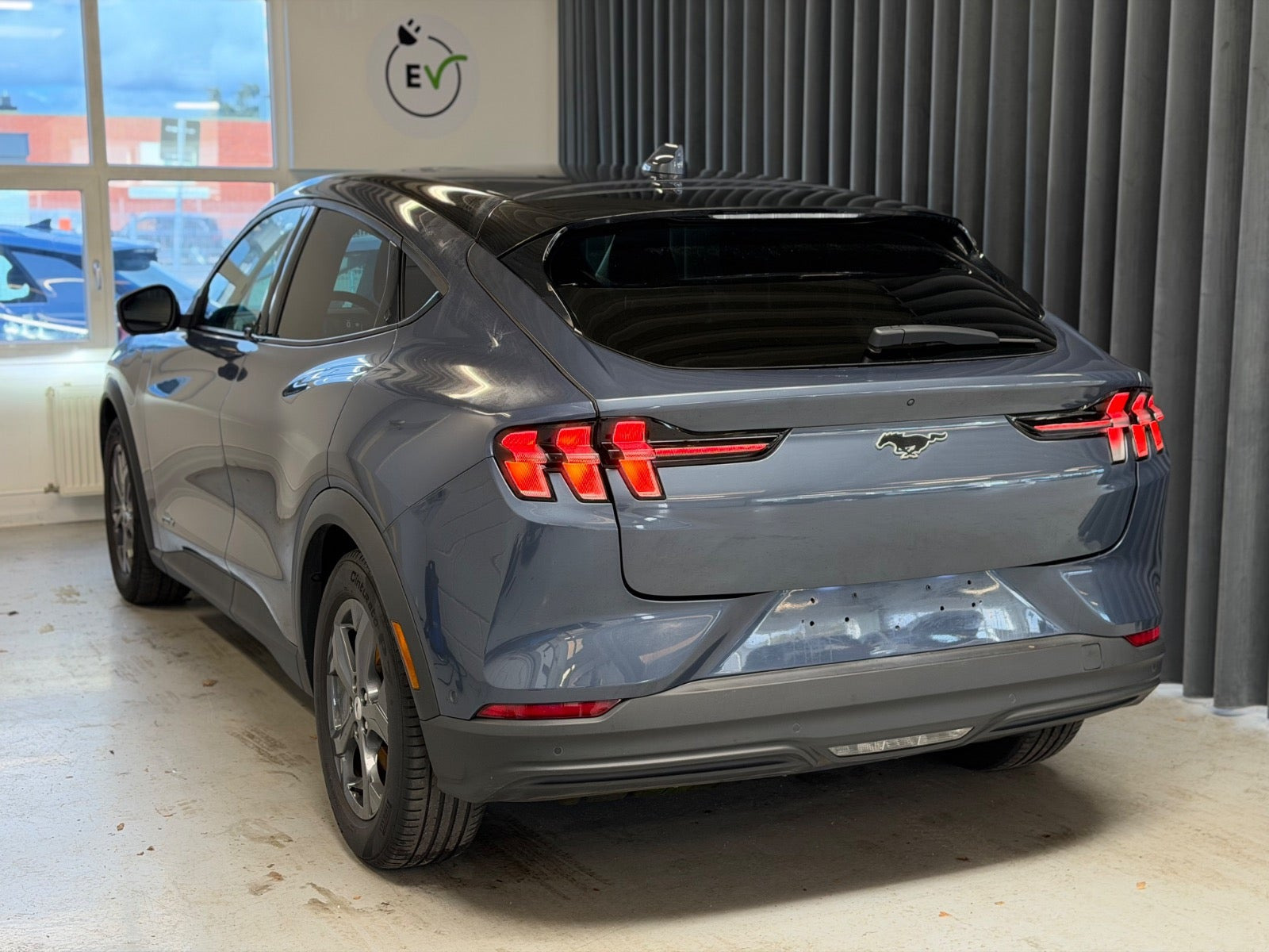 Blå Ford Mustang Mach-E fra 2021