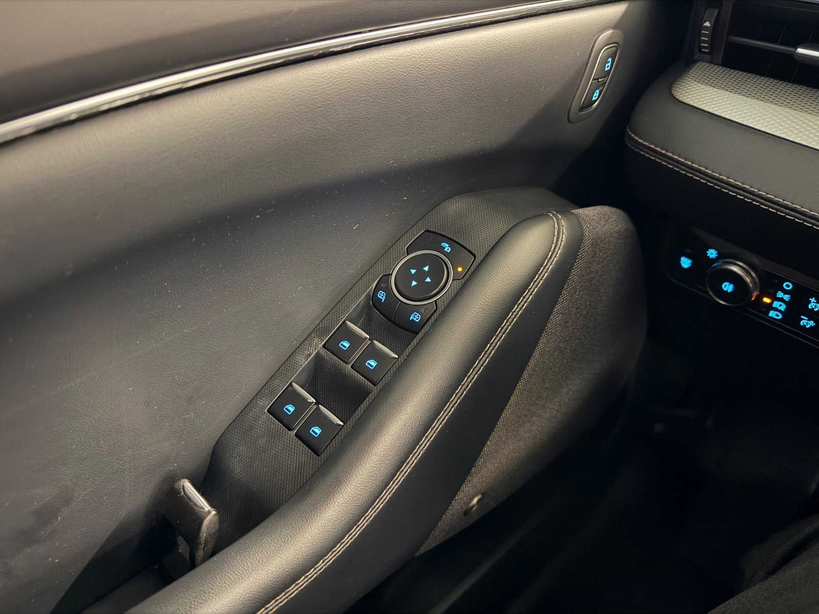 Blå Ford Mustang Mach-E fra 2021