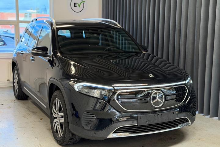 Sort Mercedes EQB250 fra 2023 set udefra