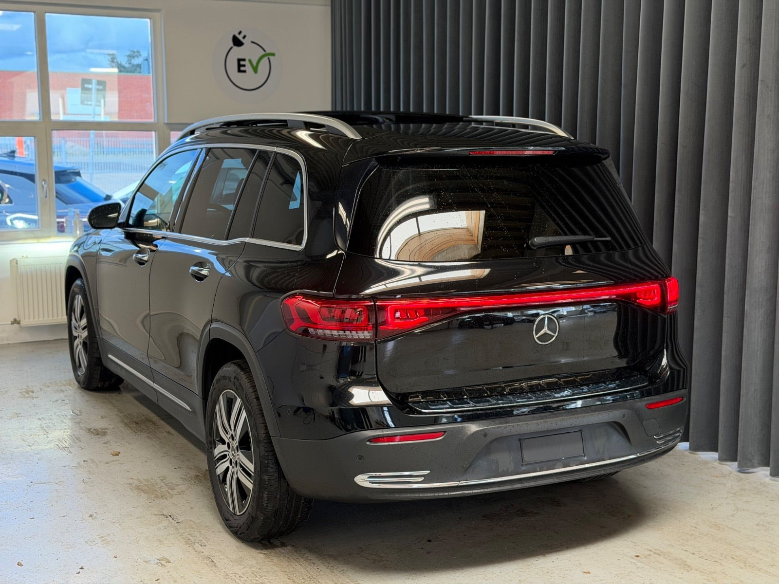 Sort Mercedes EQB250 fra 2023