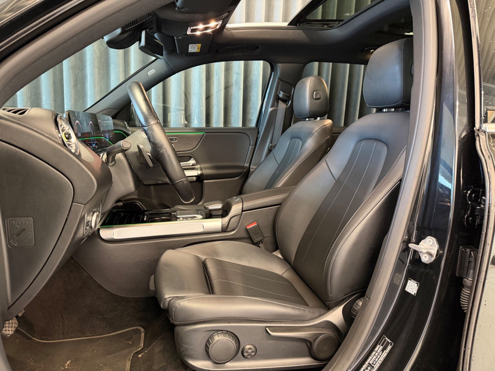 Sort Mercedes EQB250 fra 2023
