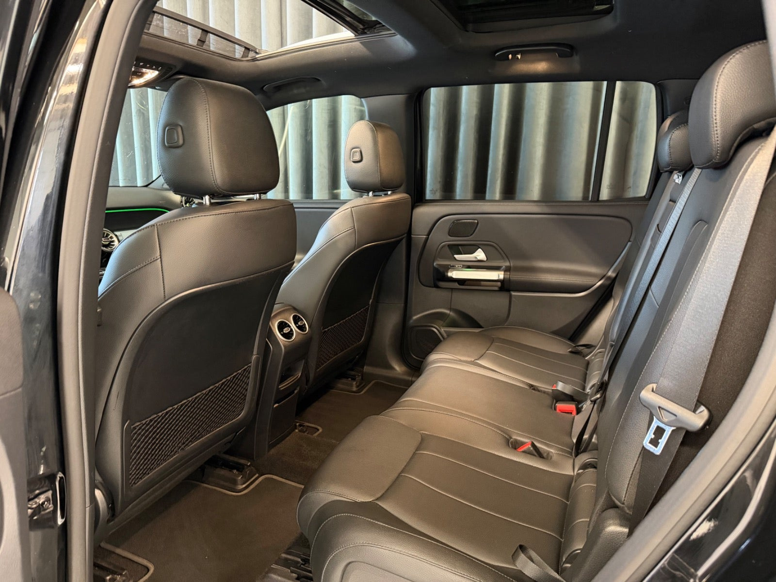 Sort Mercedes EQB250 fra 2023