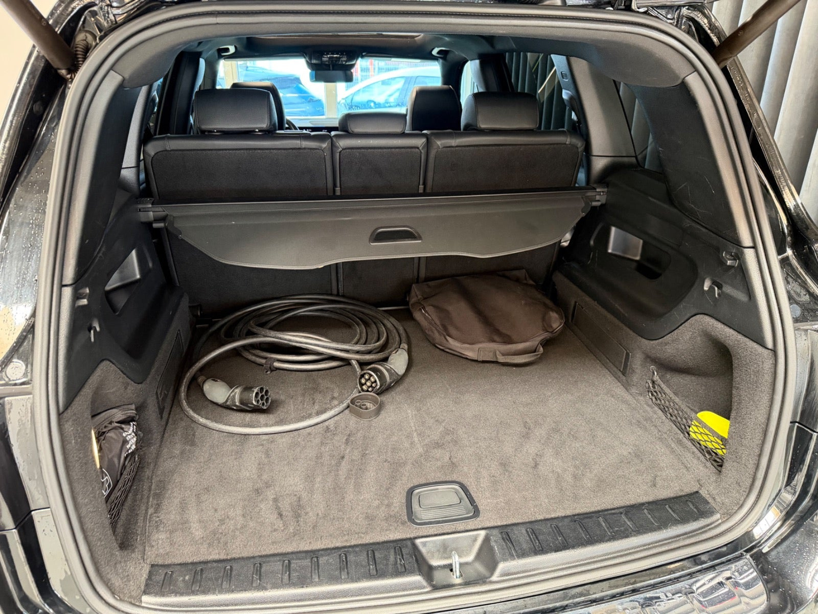 Sort Mercedes EQB250 fra 2023