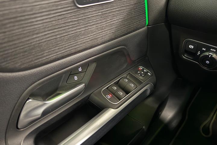Sort Mercedes EQB250 fra 2023