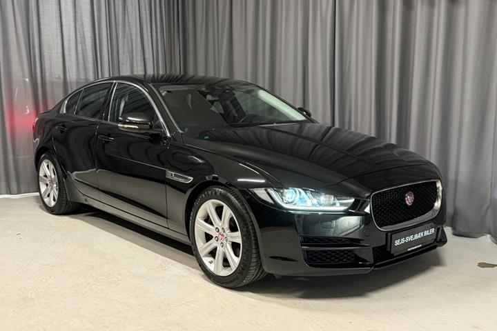 Sort Jaguar XE fra 2018