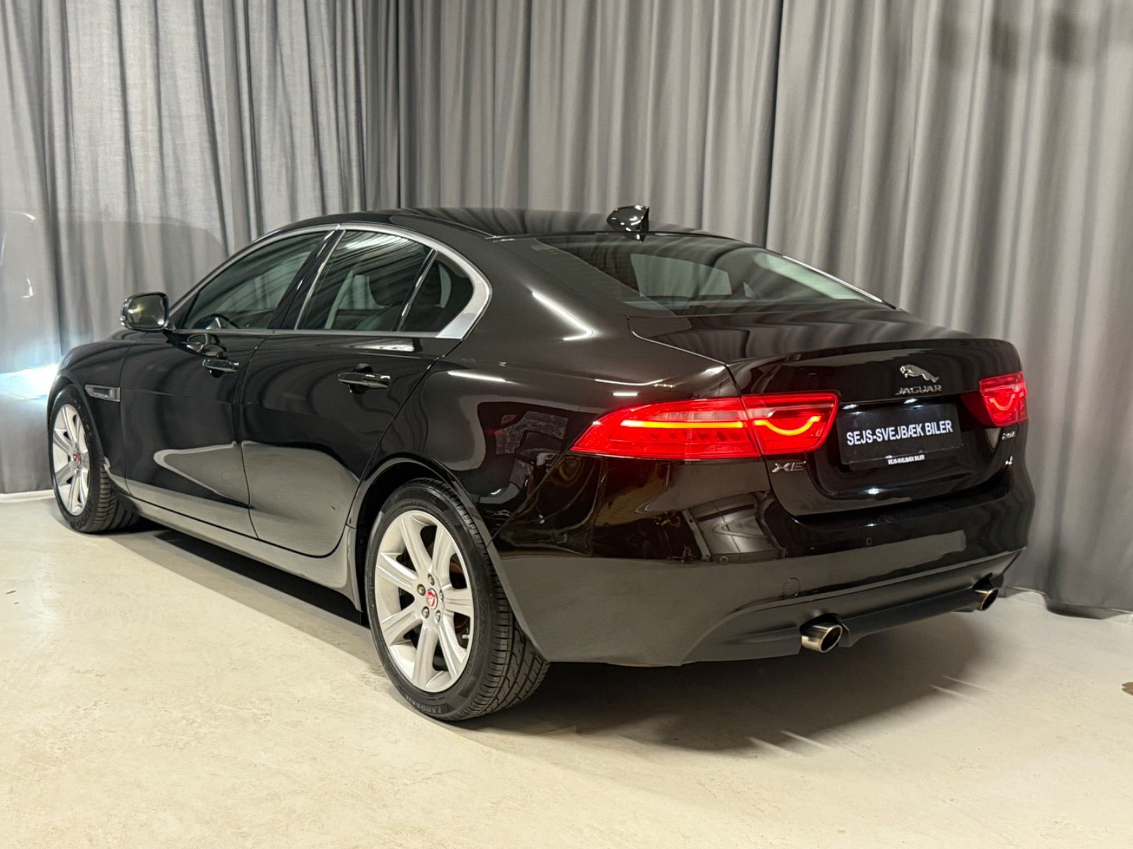 Sort Jaguar XE fra 2018