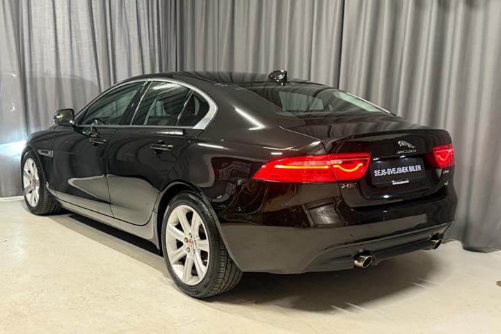 Sort Jaguar XE fra 2018