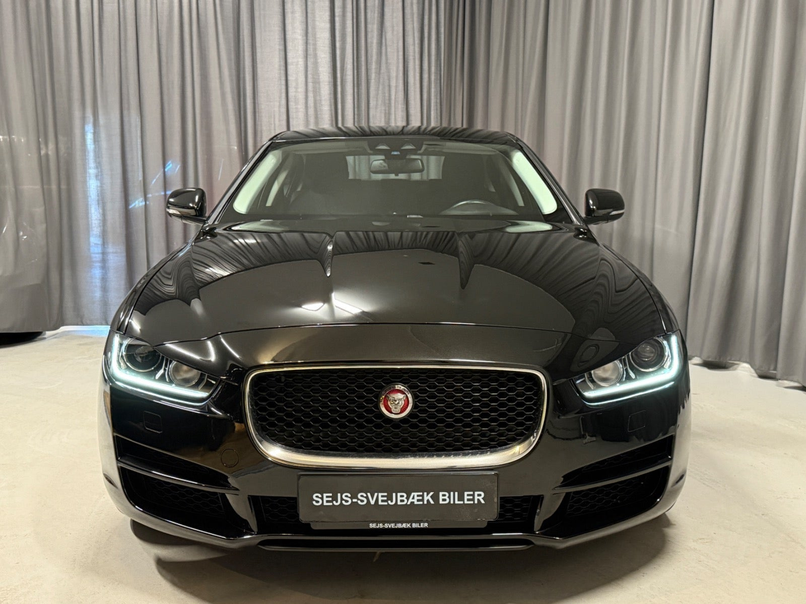 Sort Jaguar XE fra 2018