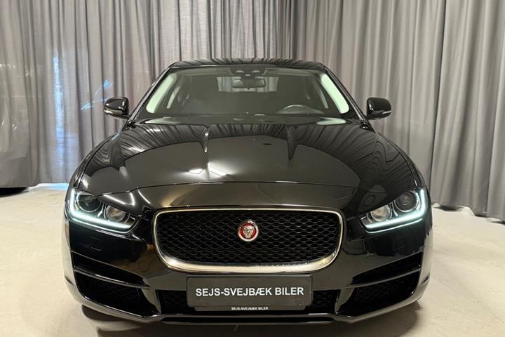 Sort Jaguar XE fra 2018