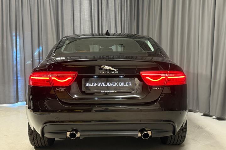 Sort Jaguar XE fra 2018