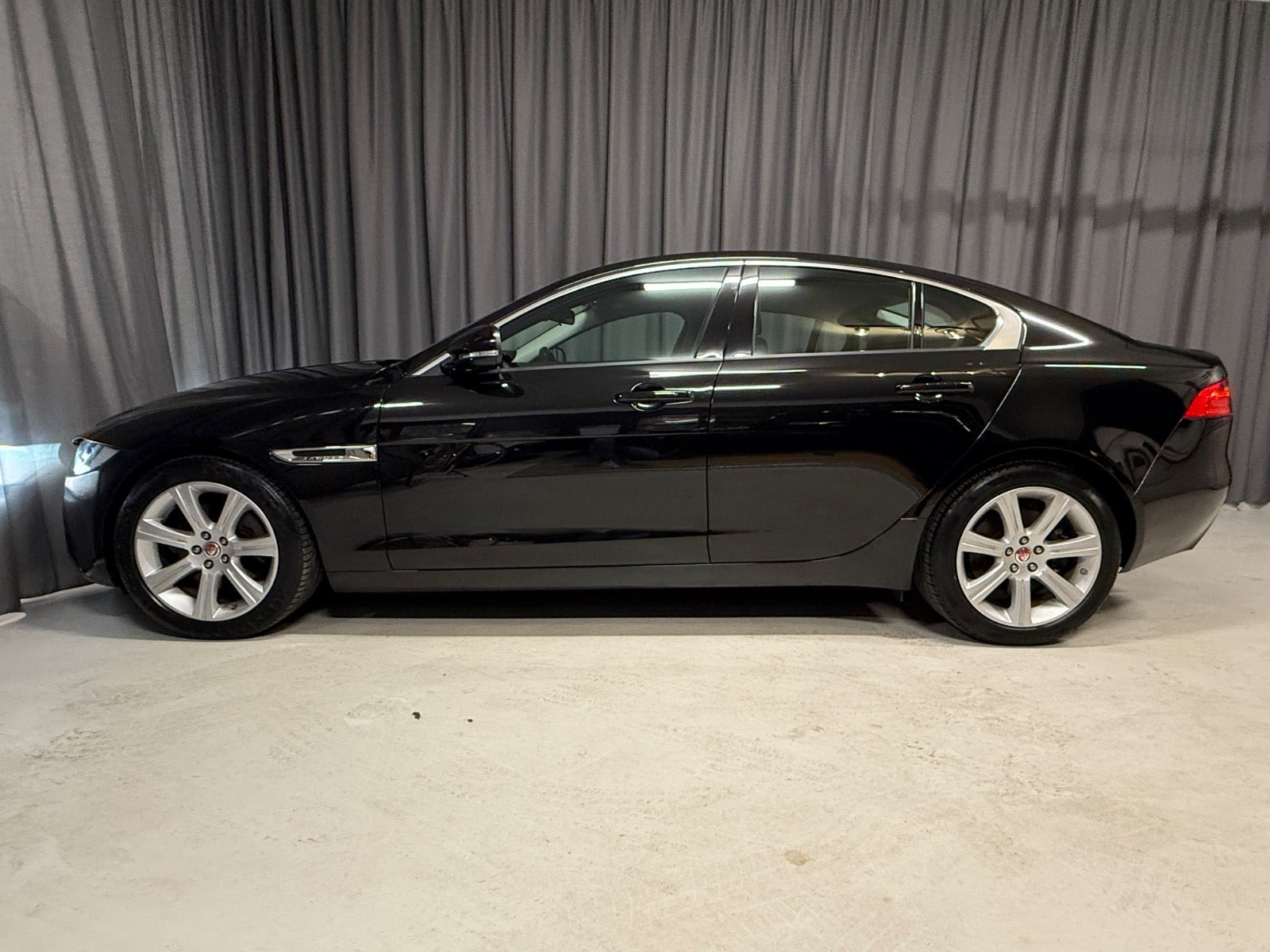 Sort Jaguar XE fra 2018