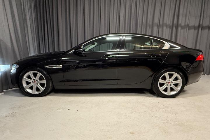 Sort Jaguar XE fra 2018