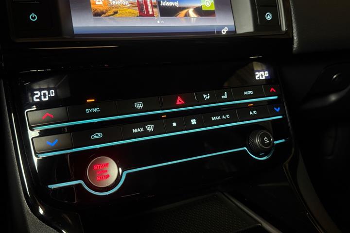 Sort Jaguar XE fra 2018