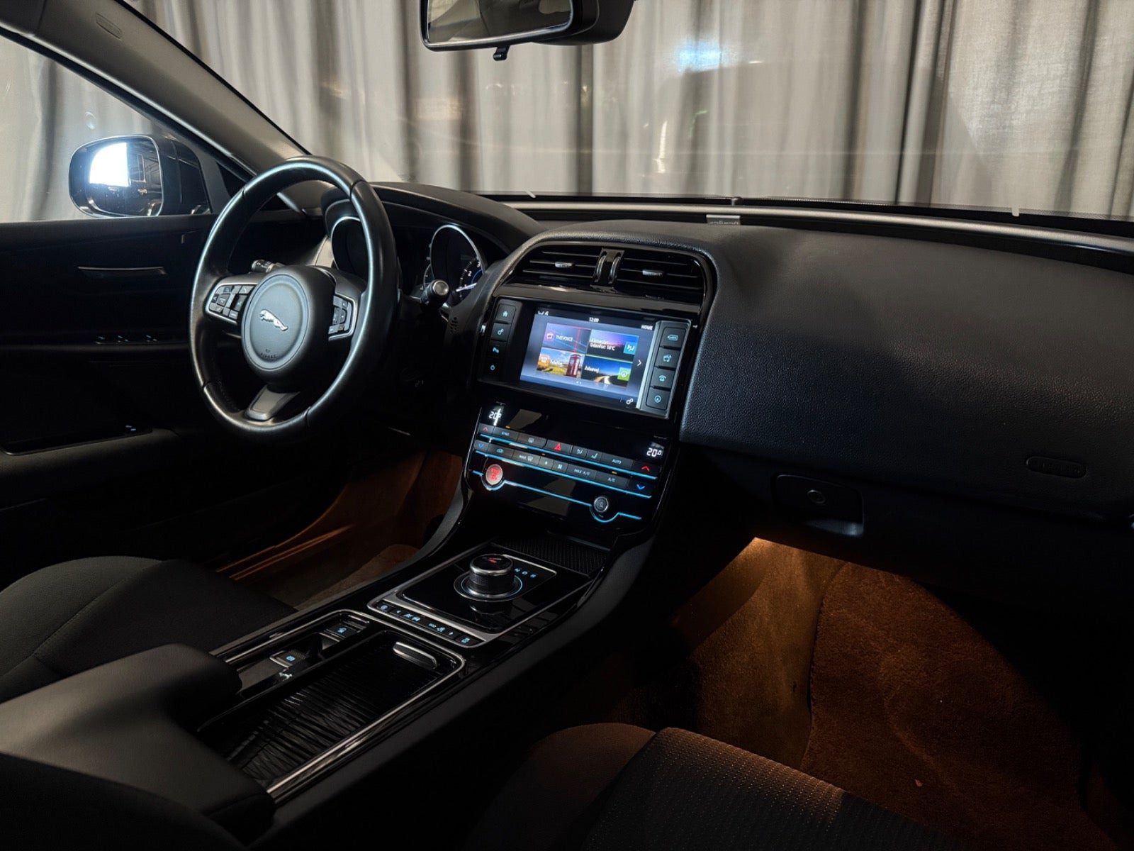 Sort Jaguar XE fra 2018