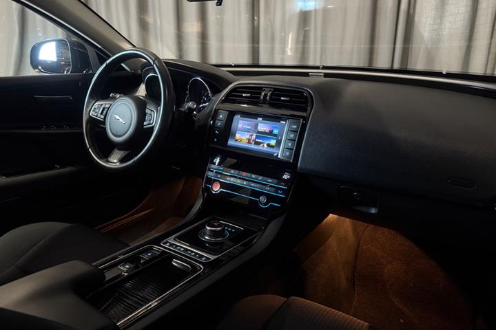 Sort Jaguar XE fra 2018