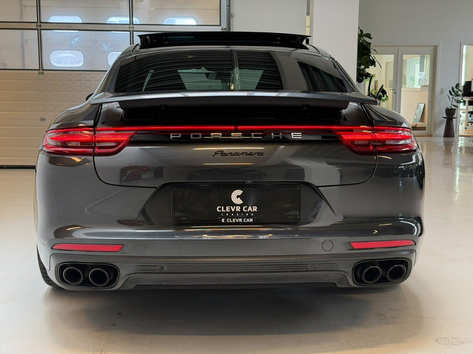 Sort Porsche Panamera 4S fra 2017