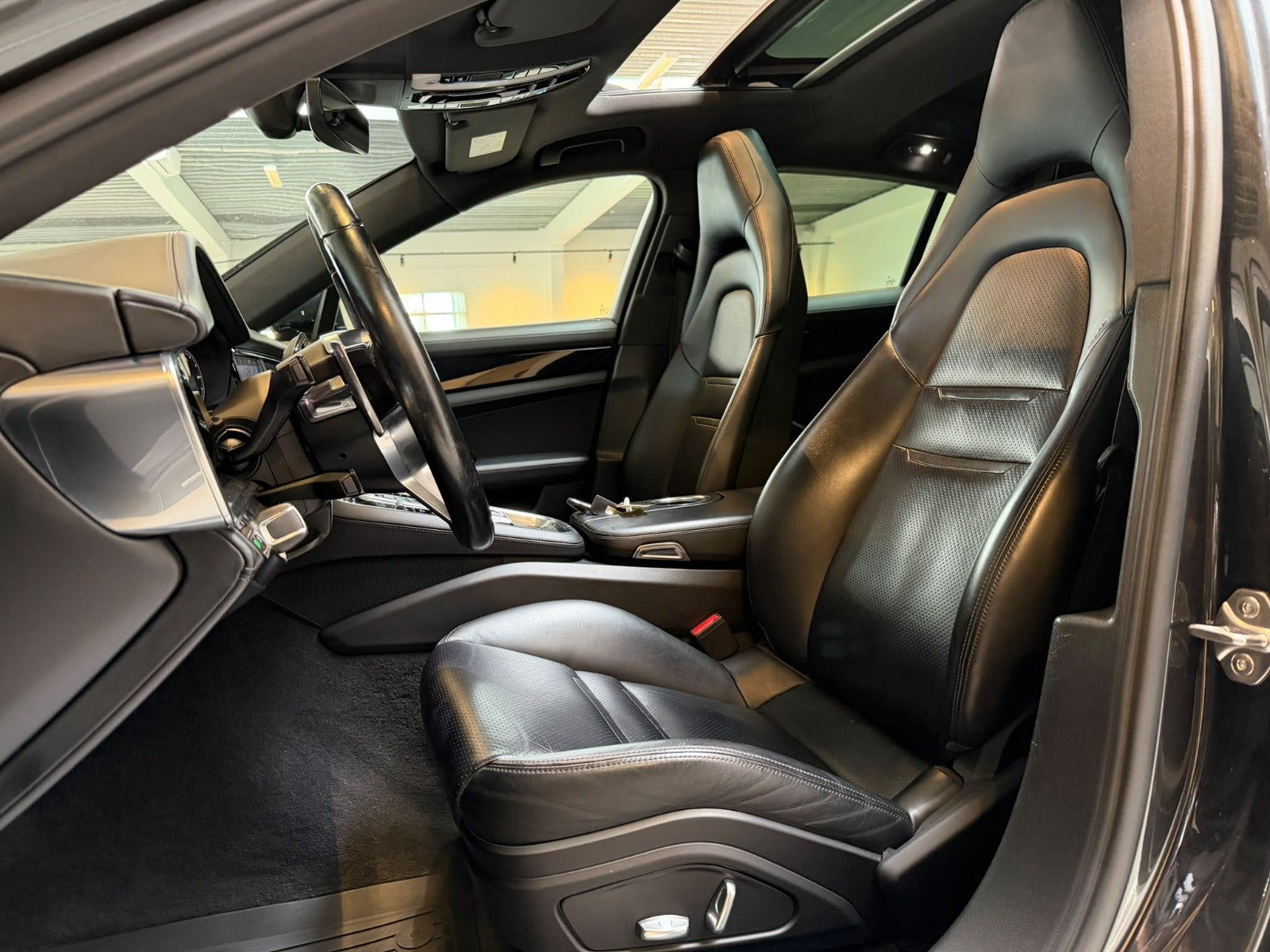 Sort Porsche Panamera 4S fra 2017
