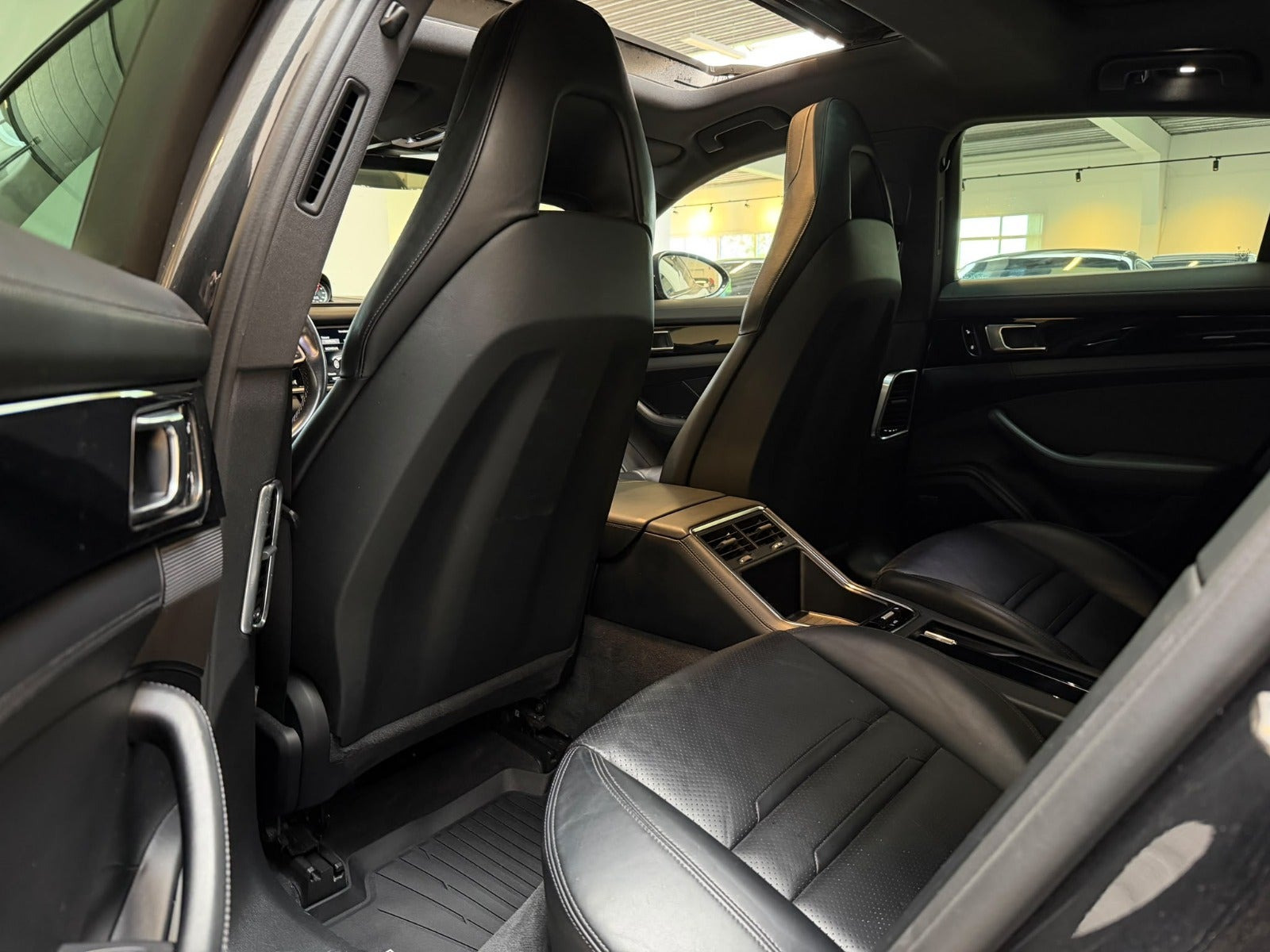 Sort Porsche Panamera 4S fra 2017