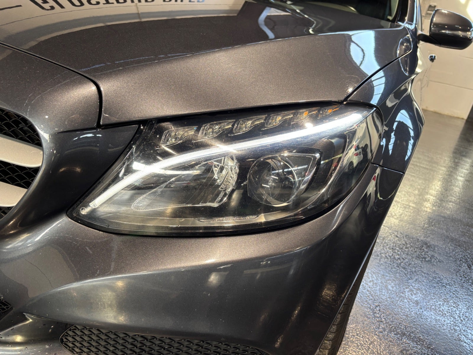 Grå Mercedes C200 fra 2015