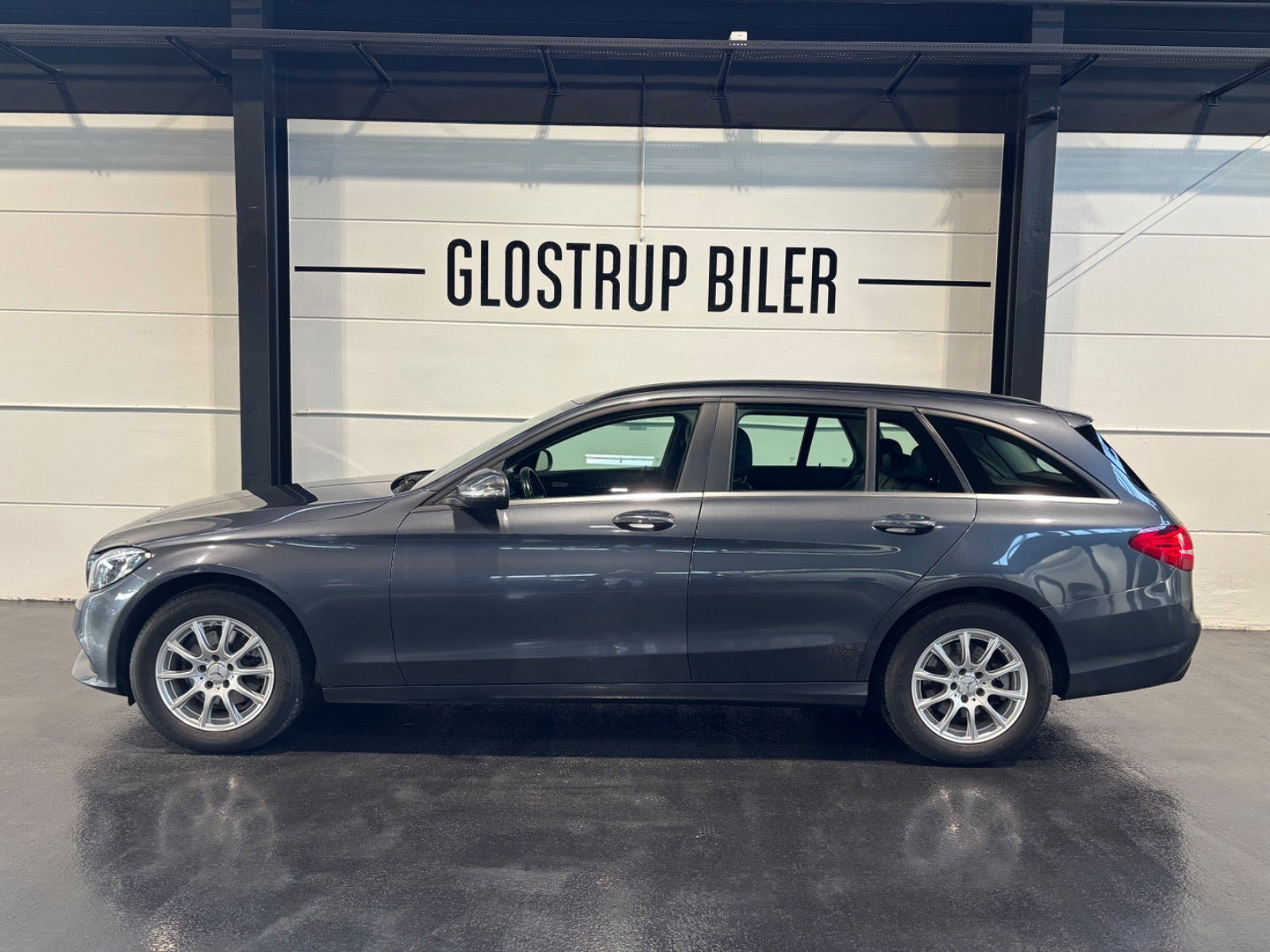 Grå Mercedes C200 fra 2015