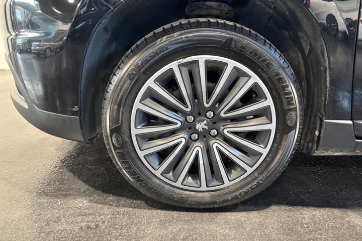 Sort Peugeot 2008 fra 2017