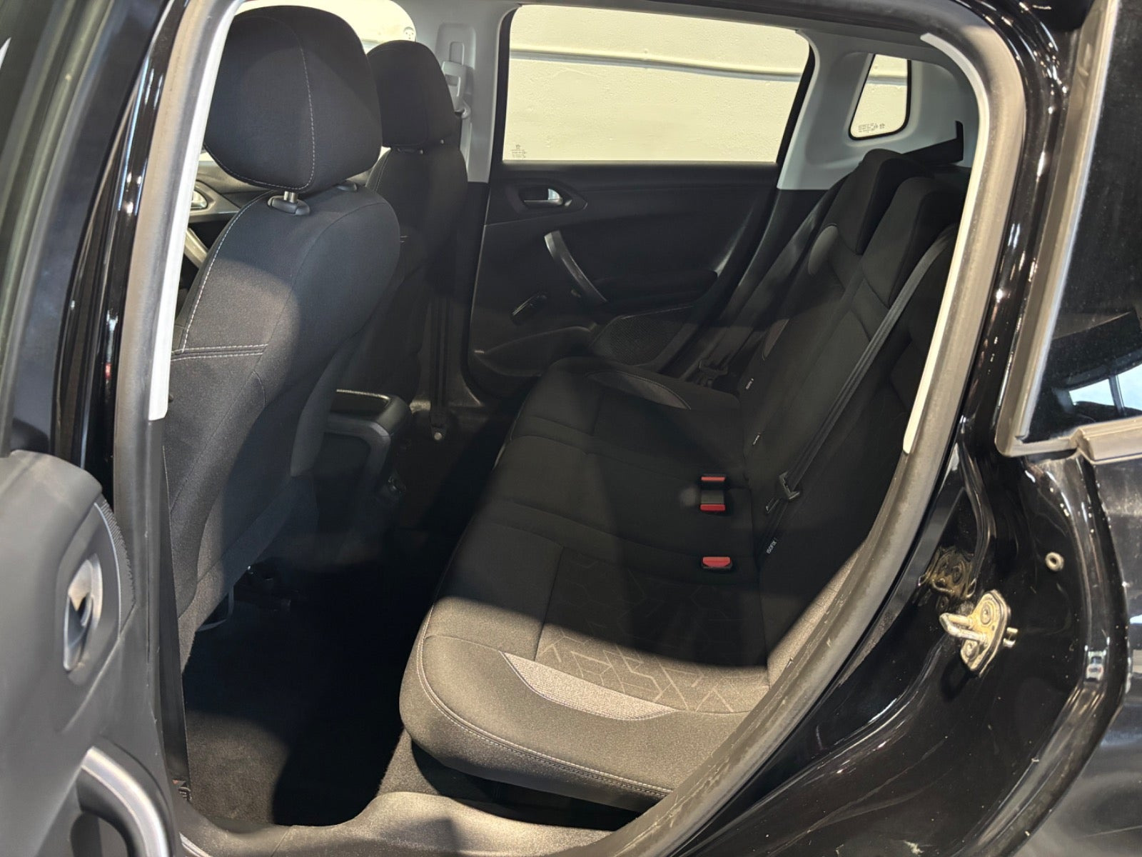 Sort Peugeot 2008 fra 2017