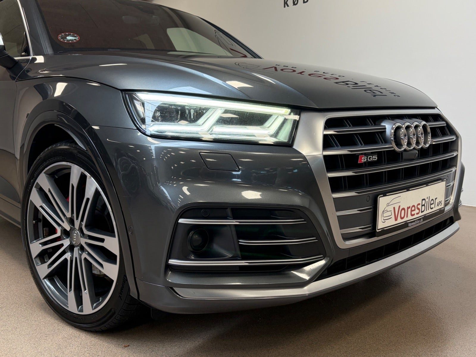 Grå Audi SQ5 fra 2018
