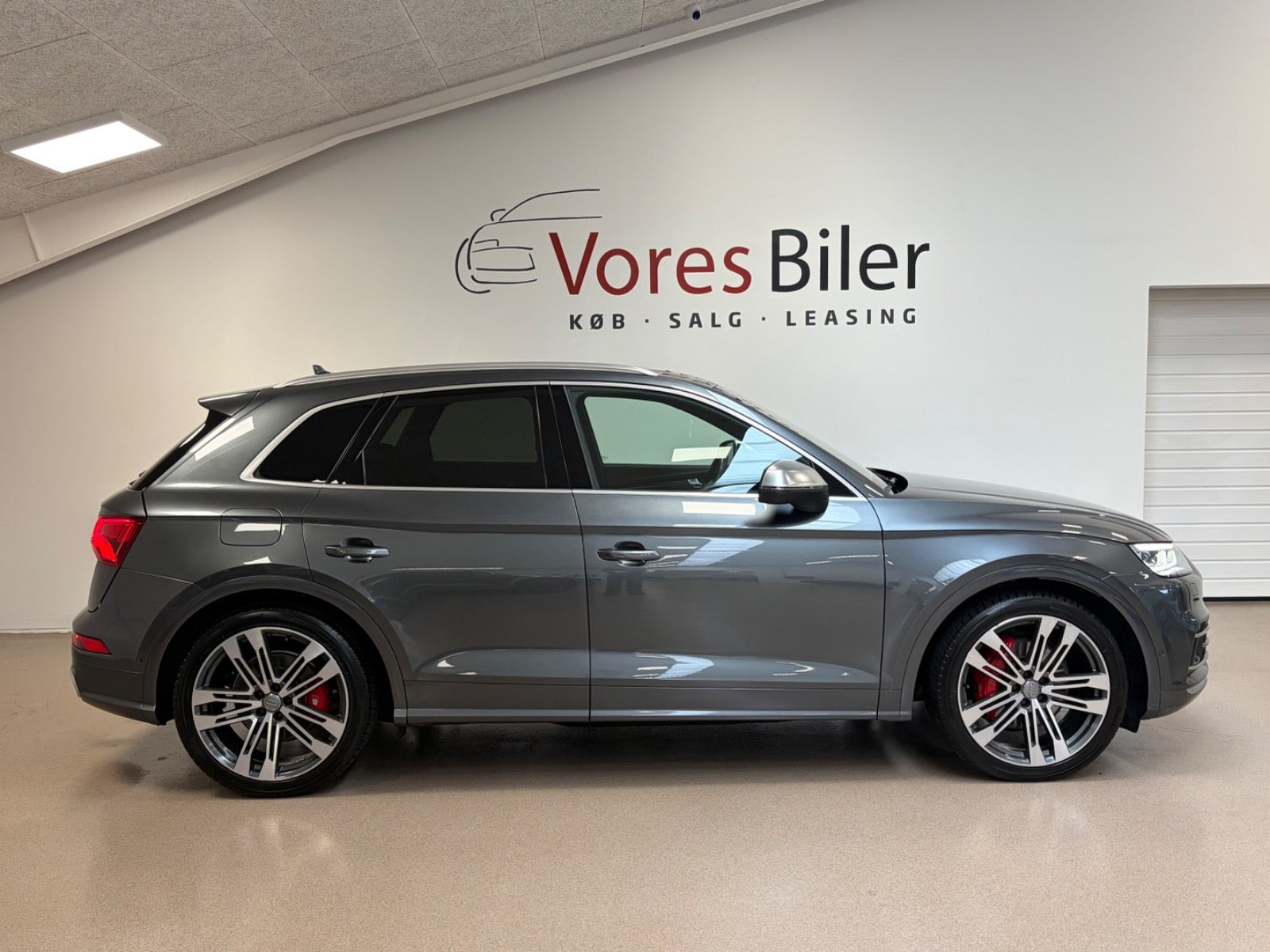 Grå Audi SQ5 fra 2018