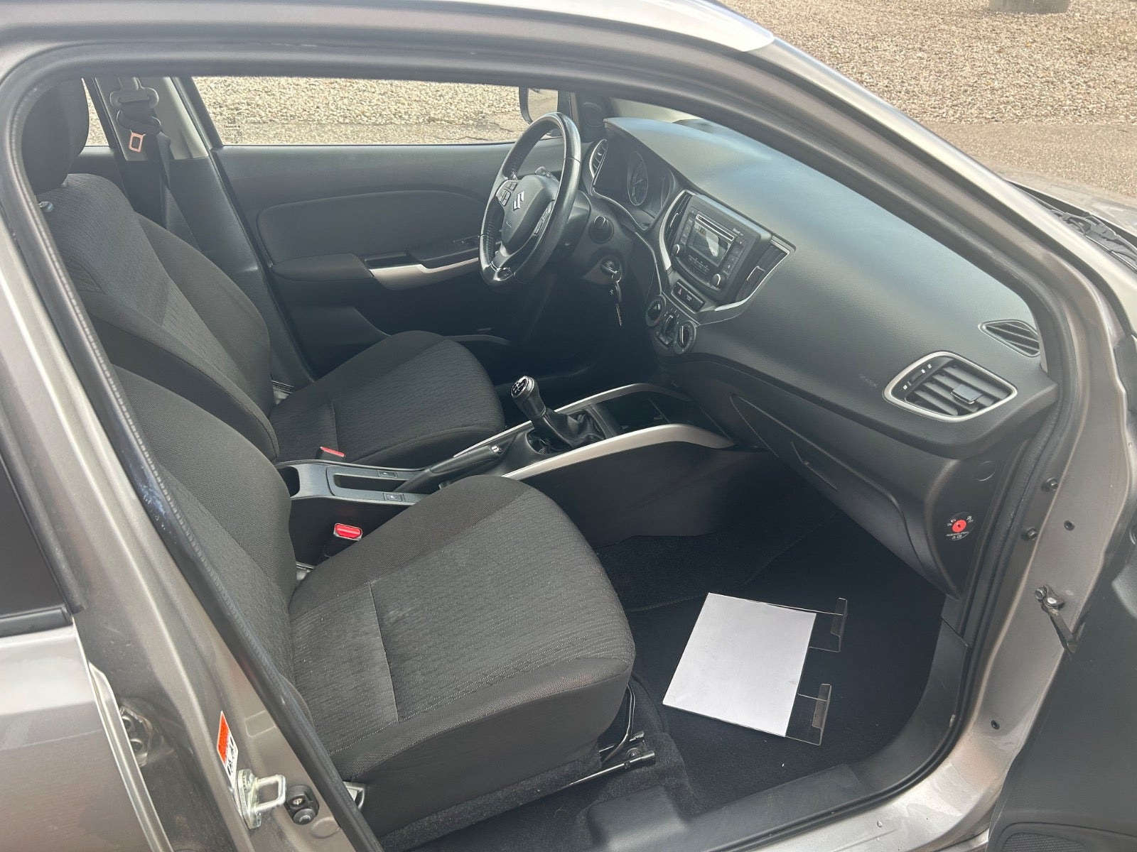 Grå Suzuki Baleno fra 2016