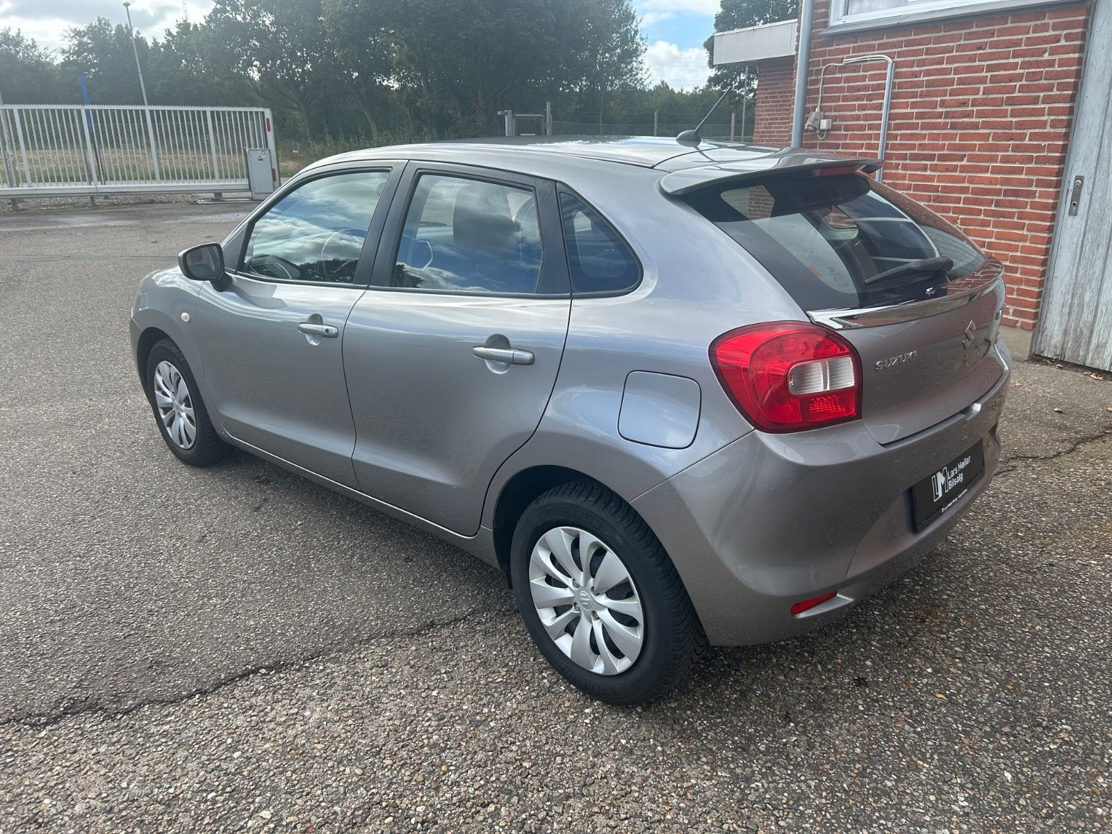 Grå Suzuki Baleno fra 2016