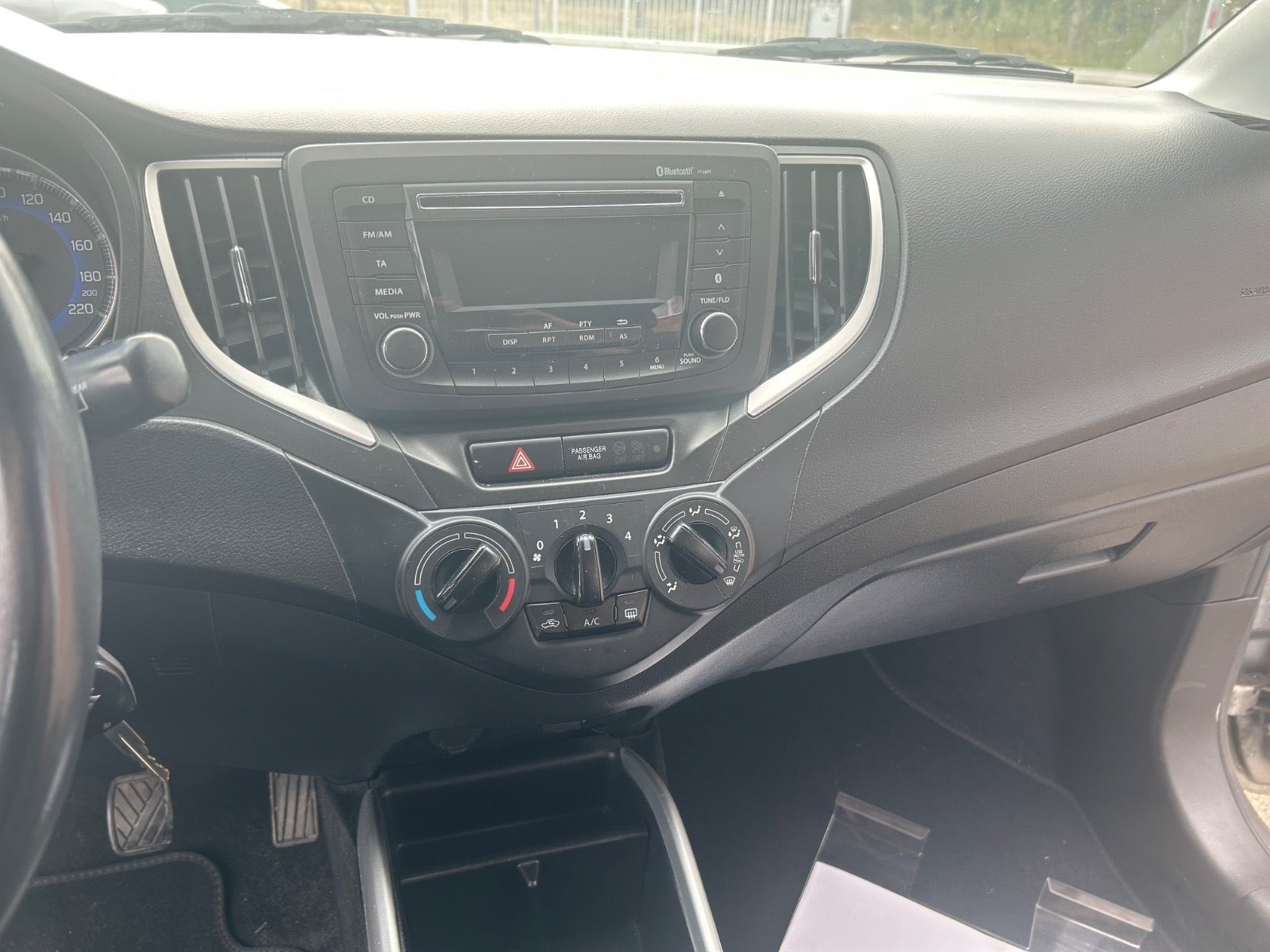 Grå Suzuki Baleno fra 2016