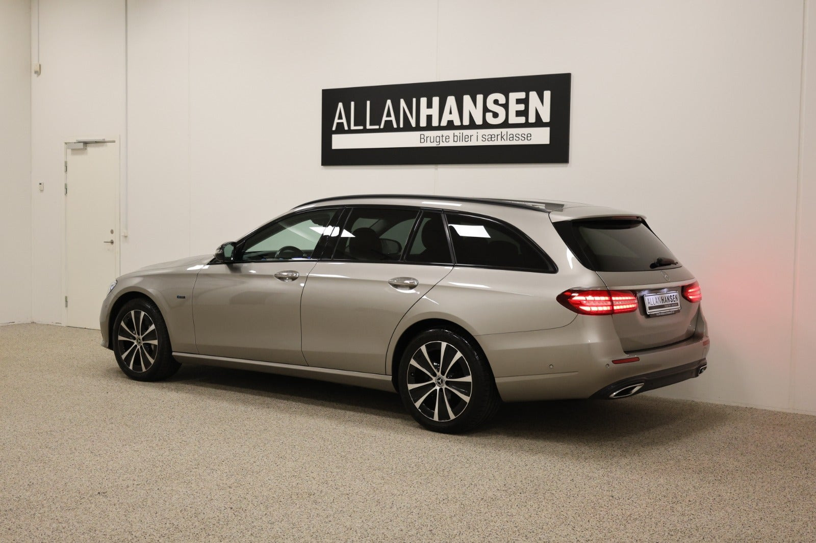 Beige Mercedes E300 de fra 2022