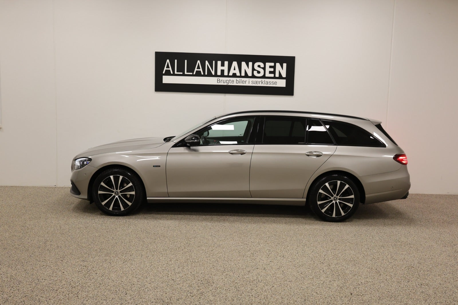 Beige Mercedes E300 de fra 2022