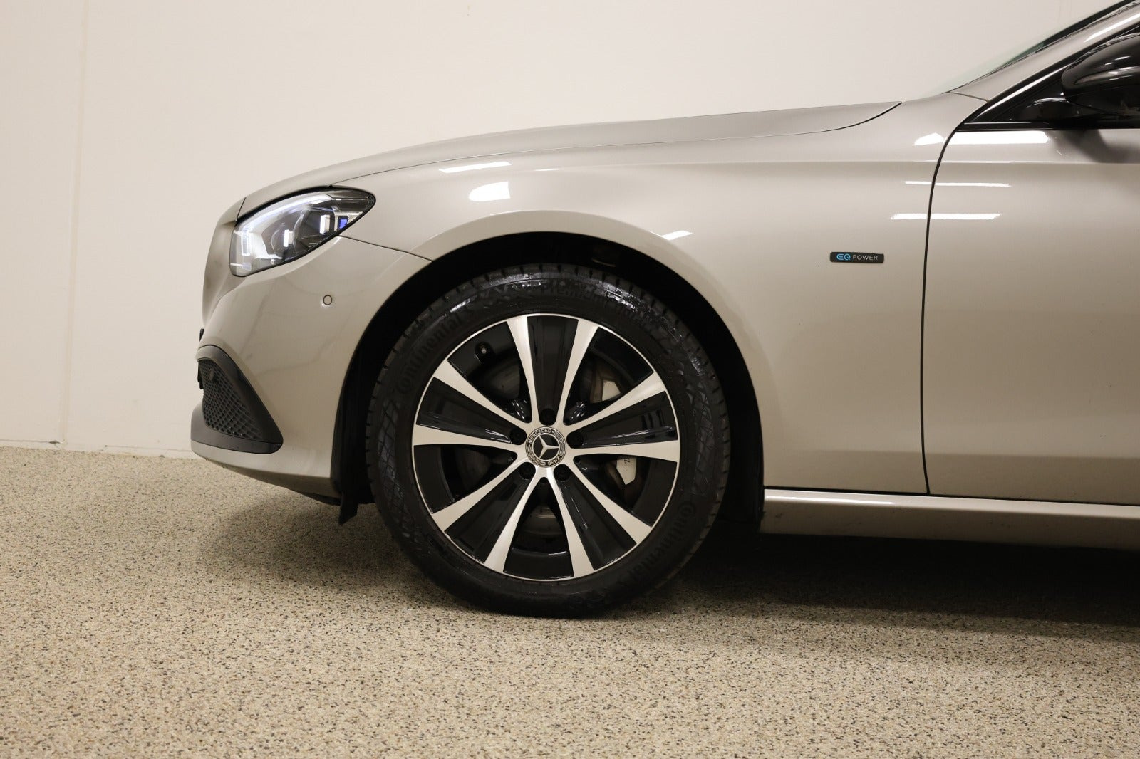 Beige Mercedes E300 de fra 2022
