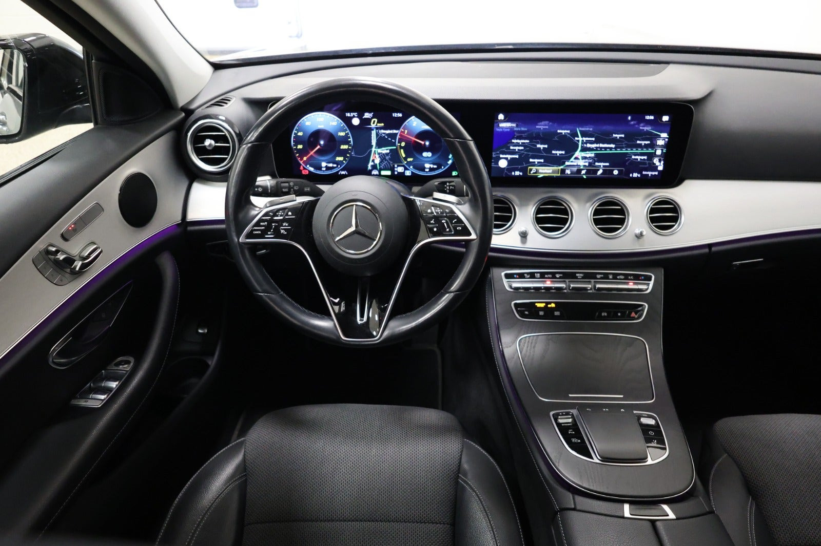 Beige Mercedes E300 de fra 2022