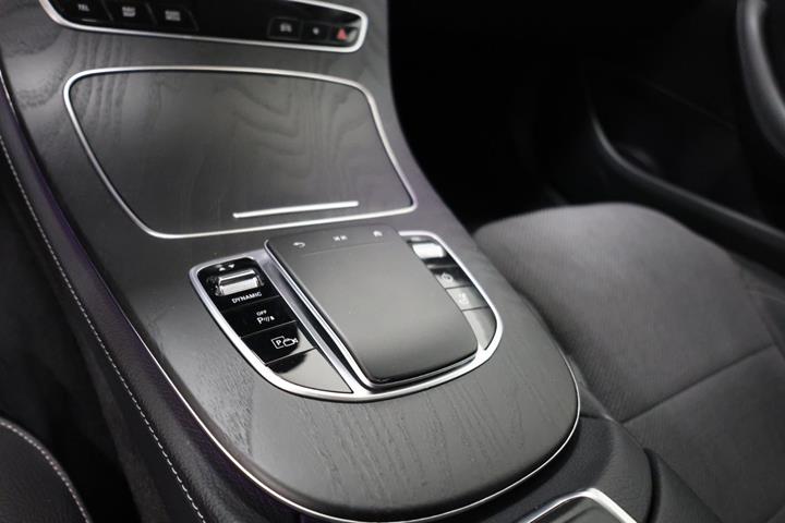 Beige Mercedes E300 de fra 2022