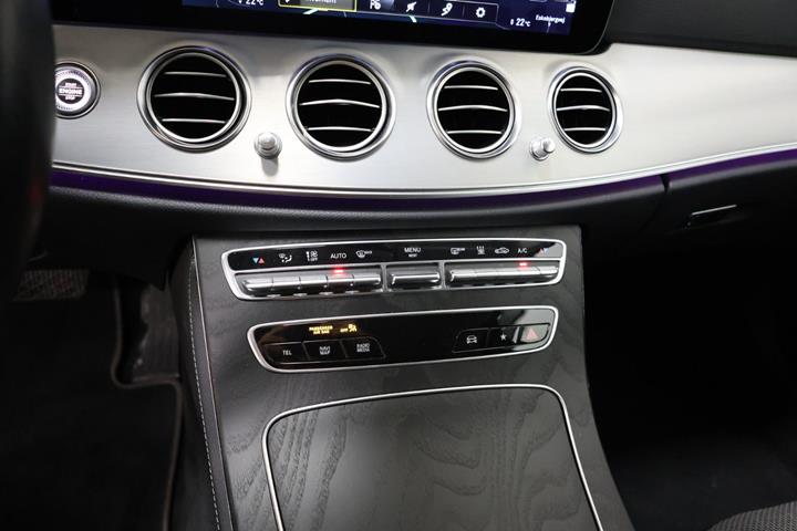 Beige Mercedes E300 de fra 2022