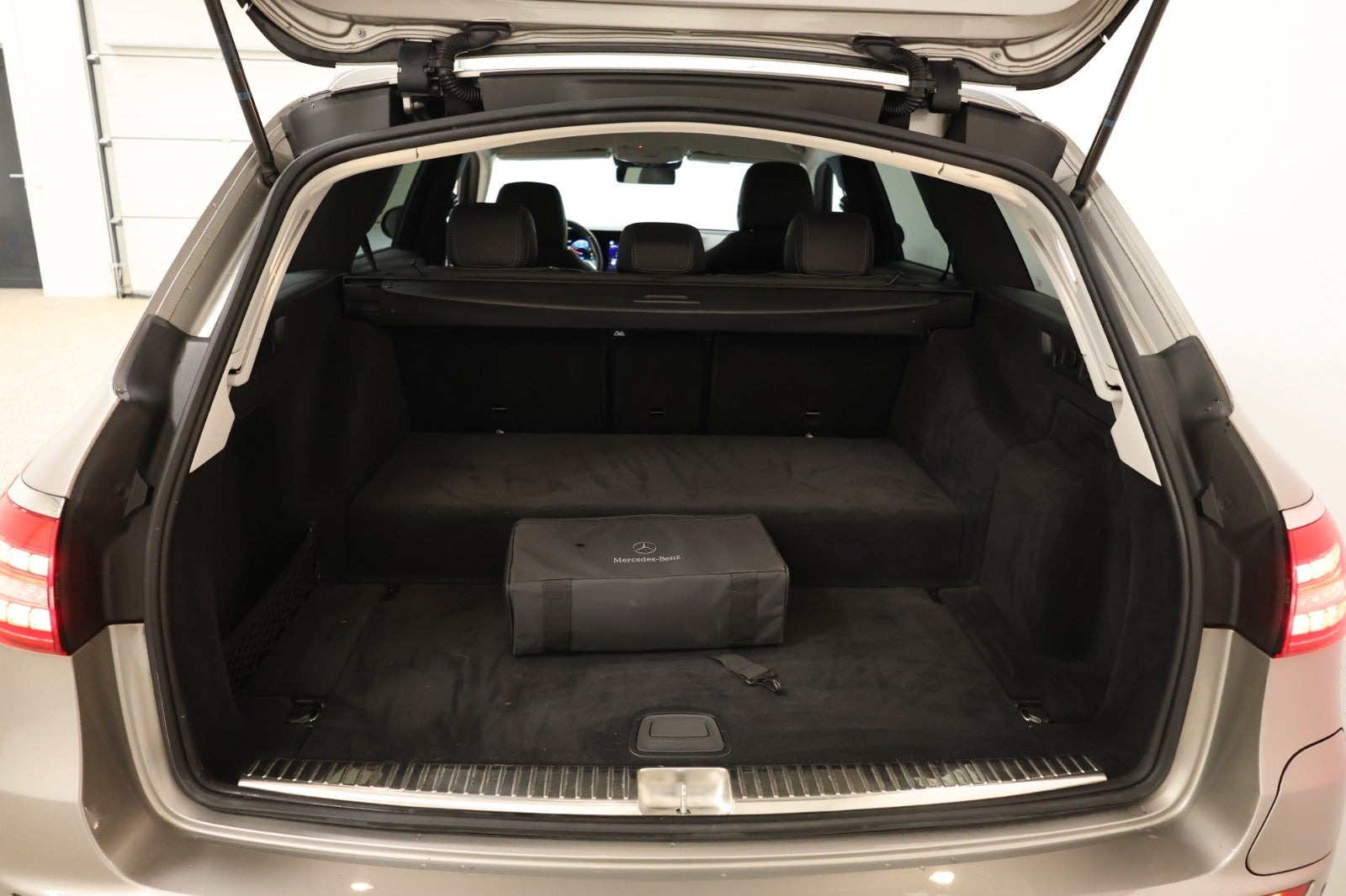 Beige Mercedes E300 de fra 2022
