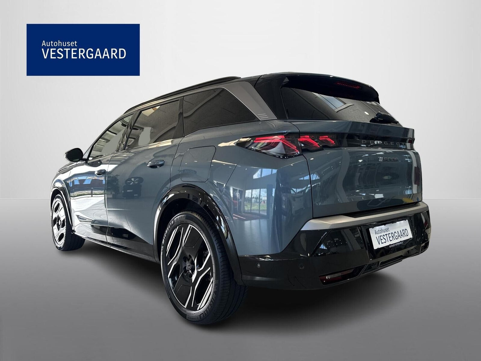 Blå Peugeot e-5008 fra 2025
