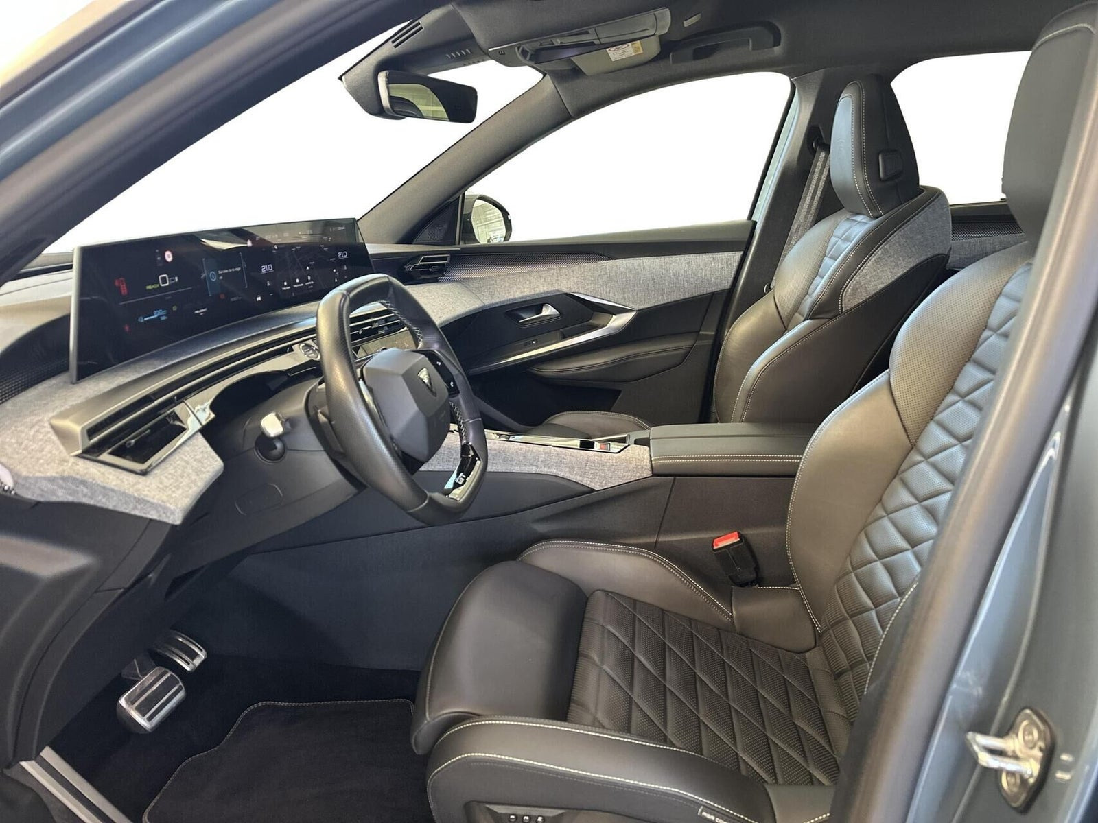 Blå Peugeot e-5008 fra 2025