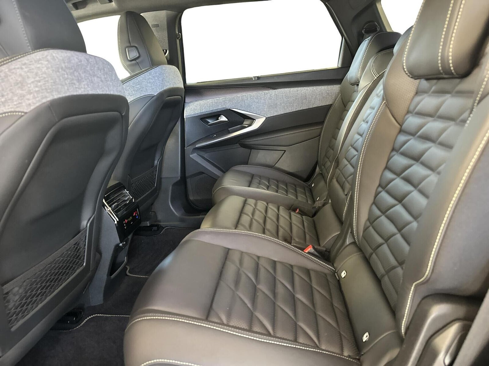 Blå Peugeot e-5008 fra 2025